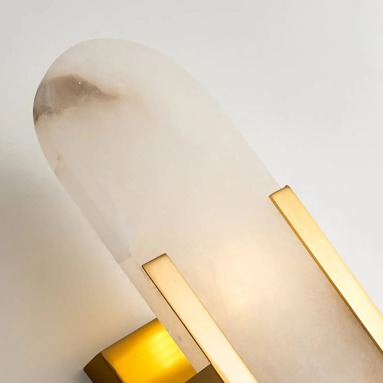 AlabasterGlow | Elegante Wandleuchte met Messing Accenten Dreamardi