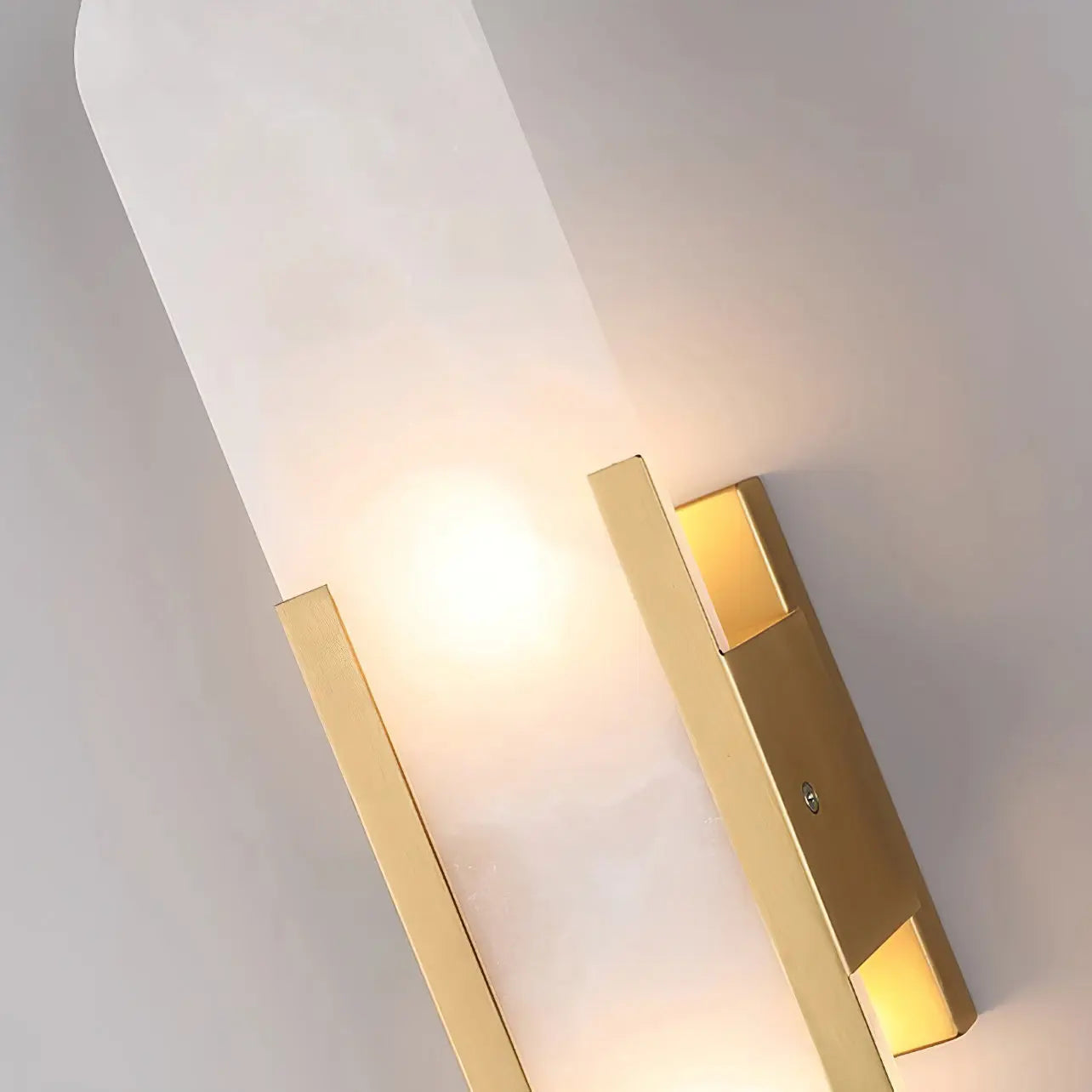 AlabasterGlow | Elegante Wandleuchte met Messing Accenten Dreamardi