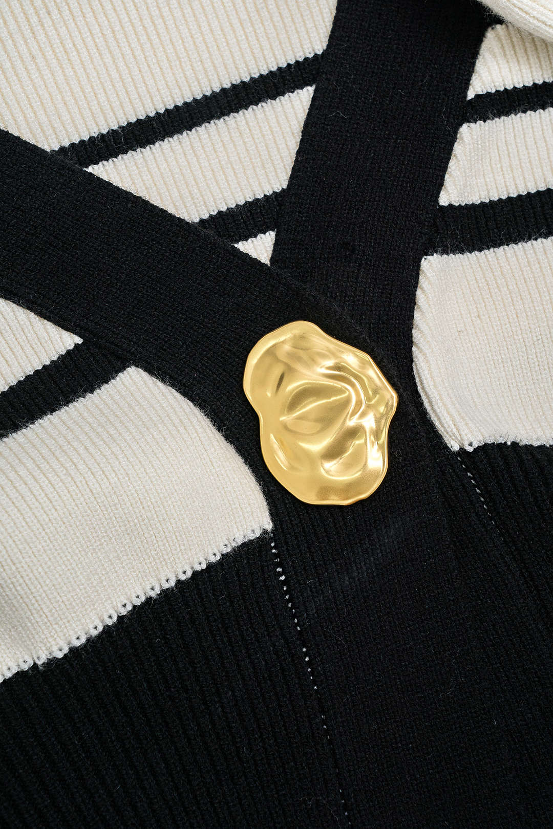 Contrast Knit Metallic Button Cardigan Dreamardi